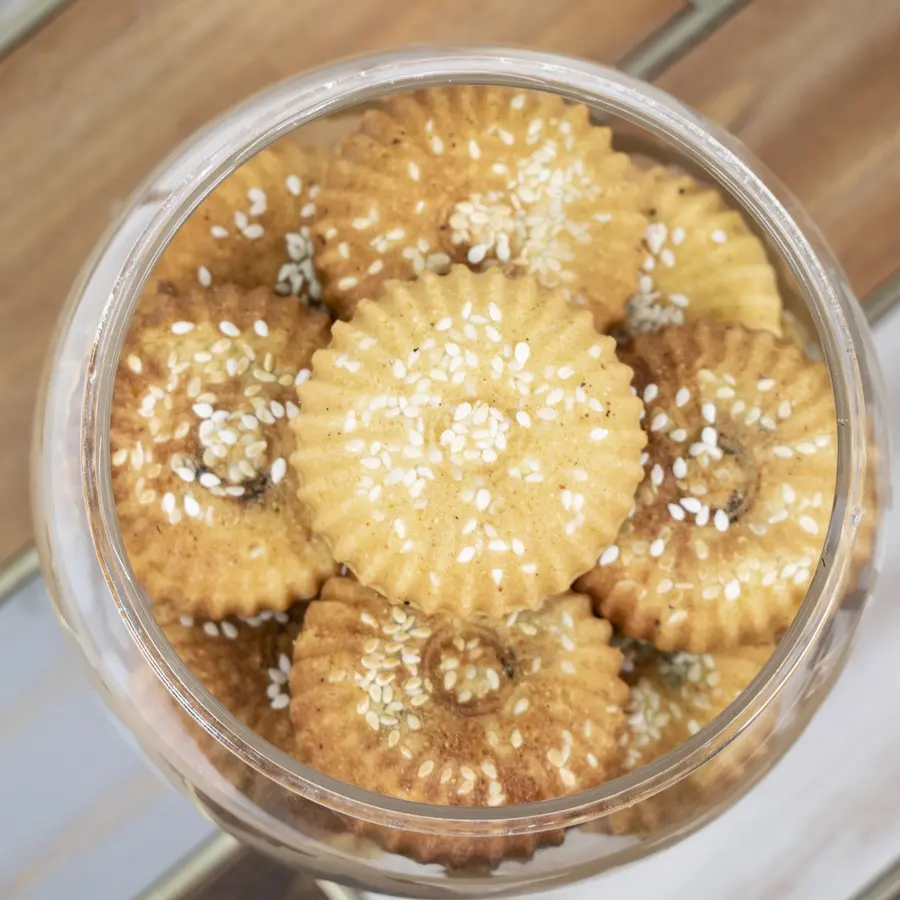 A jar of sesame khanfaroosh